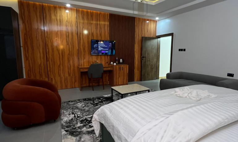EXECUTIVE SUITES