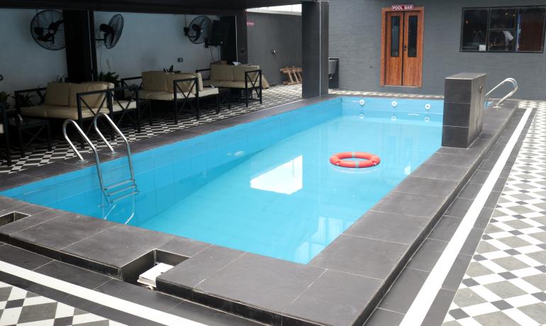 Pool Lounge